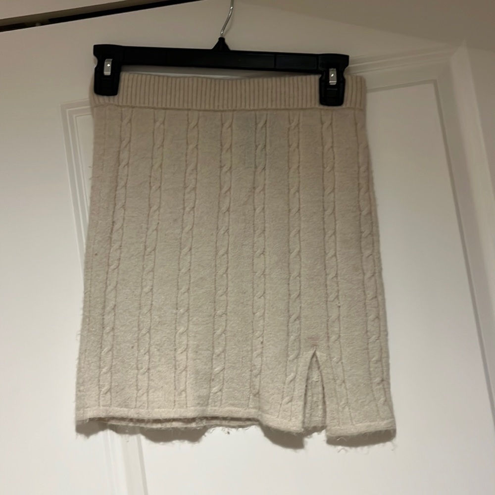 Knit skirt with slight slit